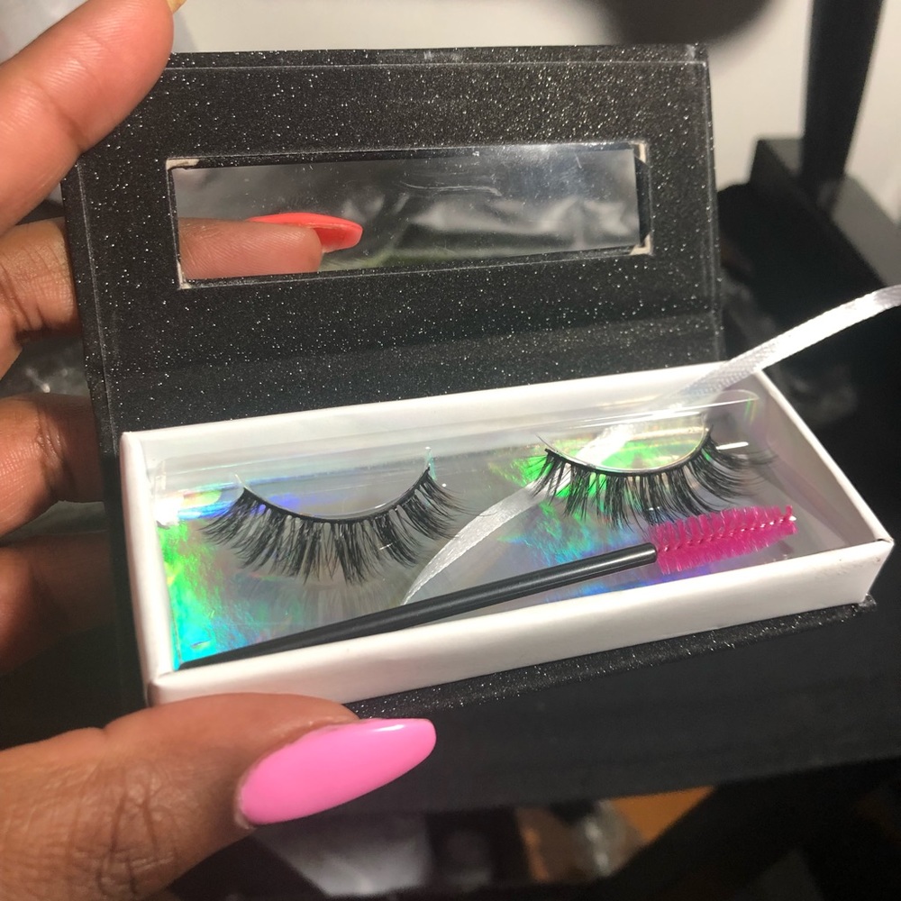Lashes - Picture 2 of 3